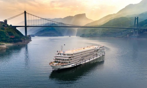 重轮集团“重轮长江云帆”豪华三峡游轮 在渝首航